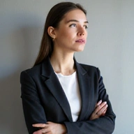 Retrato de una mujer profesional reflexiva.